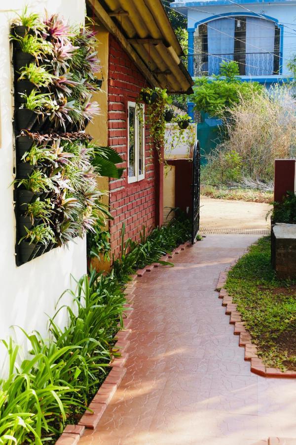 Shanu'S Seaside Inn - A Guesthouse, 100 Metres To Candolim Beach Exterior photo